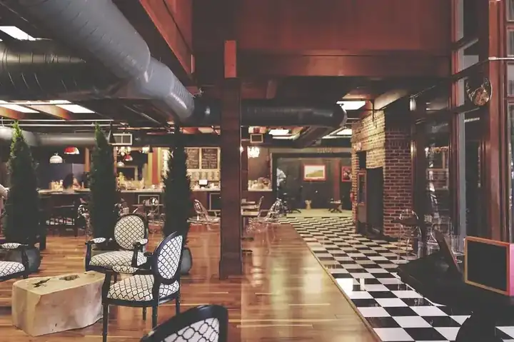 Industriële barkast van gerecycled hout met vintagekarakter