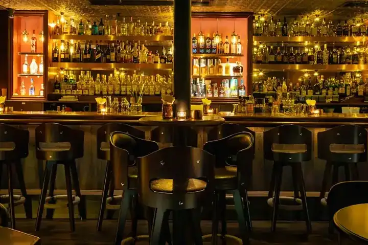 Lässig-moderner Massivholz-Esstisch und Bank im Crate-and-Barrel-Stil