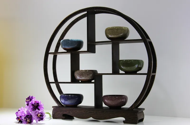 Matching bowls, trays and bookends for a coordinated décor range