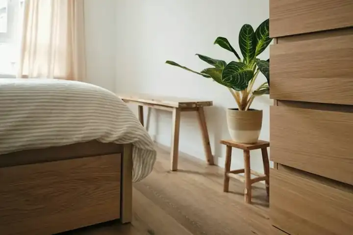 Passender Landhaus-Nachttisch in weißgewaschenem Holz