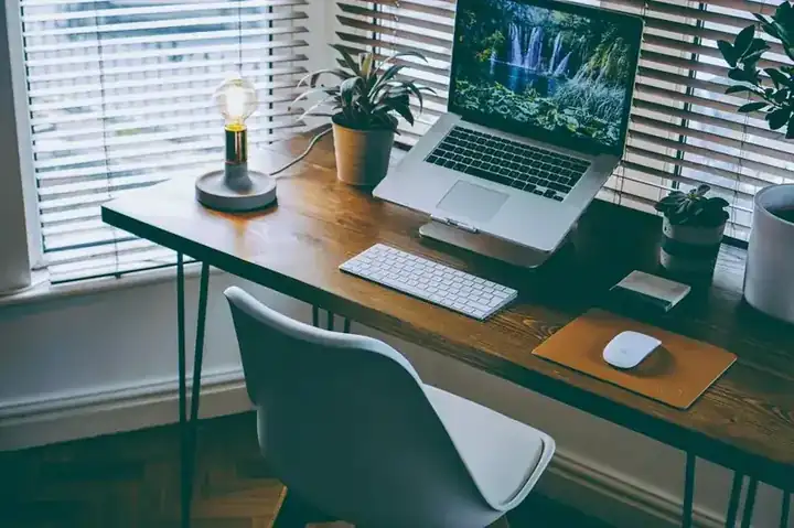 Office and workspace furniture