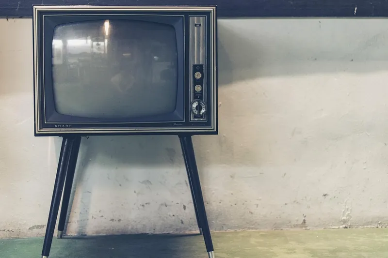 Vintage Lowboard — TV-Konsole aus Massivholz